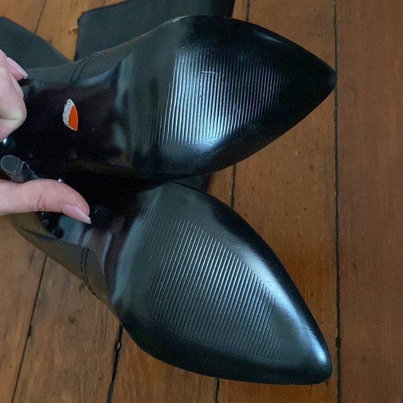 Steve Madden Black leather stiletto heel boot w/gold Zippers on back. New. - Picture 6 of 7